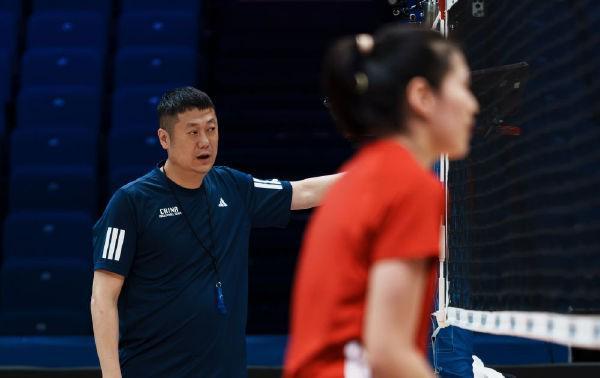 历史首败捷克，女排教练赵勇：年轻选手欠缺大赛硬仗历练